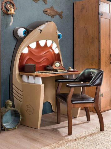 Cilek Pirate Shark Desk: Ŝarkskribotablo, ne nur por la ĉambro de infanoj