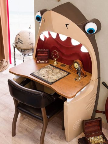 Cilek Pirate Shark Desk: Ŝarkskribotablo, ne nur por la ĉambro de infanoj