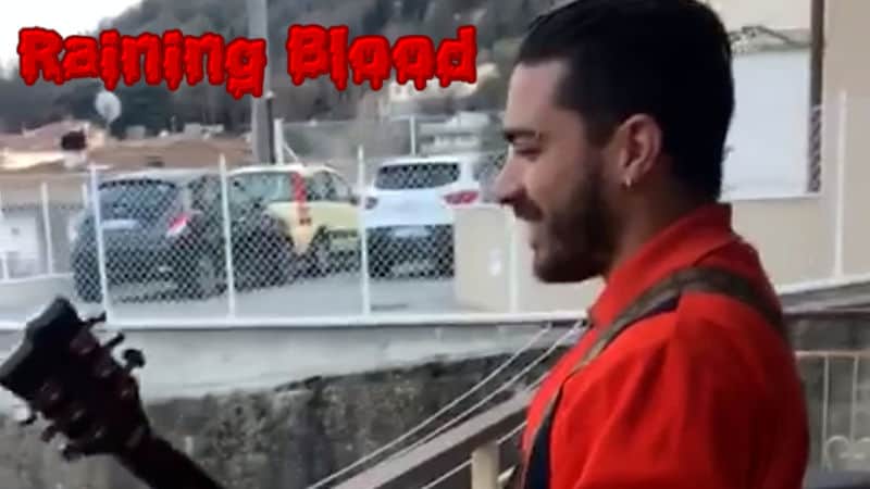 In Italia il chitarrista suona “Raining Blood” dal balcone
