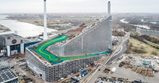 Skifahren in Kopenhagen: Wie das Dach eines Kraftwerks als schneefreies Ski- und Snowboard-Zentrum dient