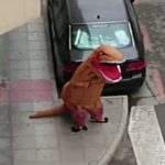 Coronavirus Lockdown: Die Polizei "kämpft" gegen T-Rex oder Batman, die durch die Strassen laufen