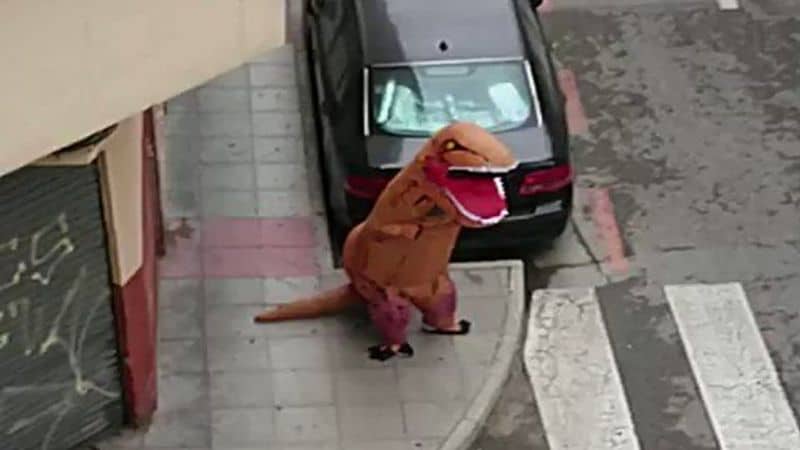 La policía caza en Murcia a un hombre disfrazado de dinosaurio | Diario As