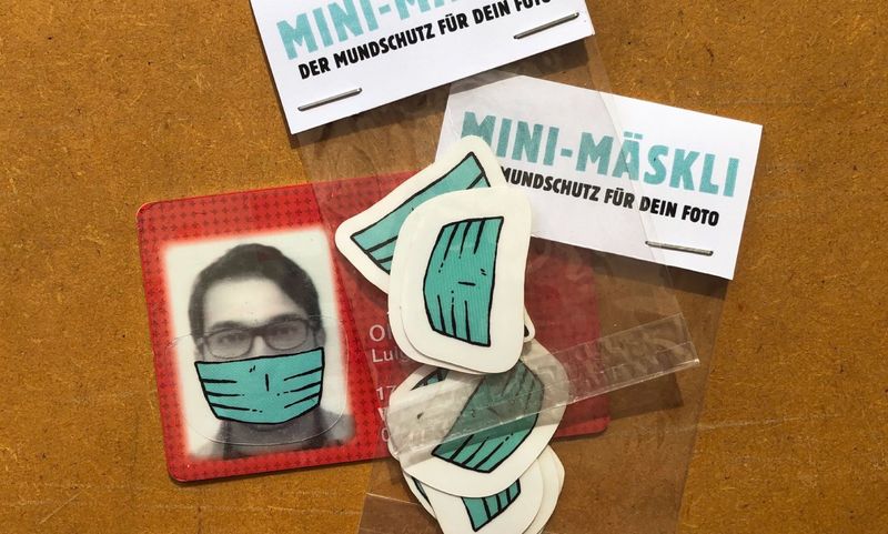 Wirst du bei der Billetkontrolle oder der Alterskontrolle nicht erkannt? Kein Problem! Mini-Mäskli-Aufkleber für deine Ausweise und Abos