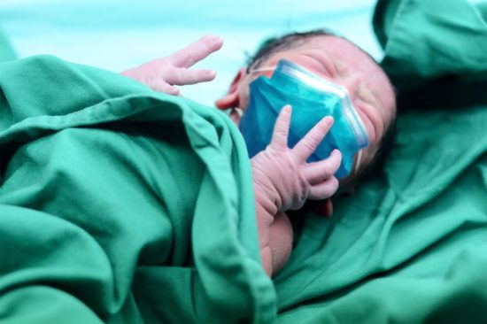 Maske und Abstand: Endlich, erstes Baby mit Maske geboren