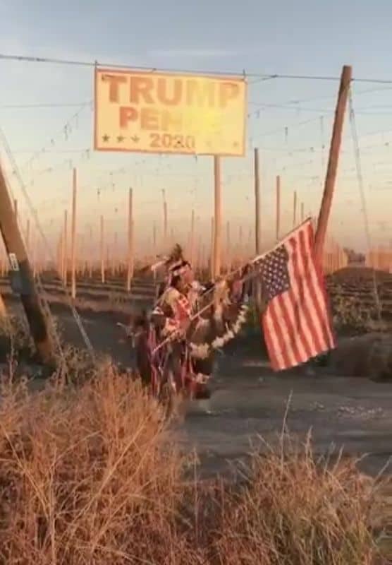 Native American dances for Trump – Indianer tanzt für Trump