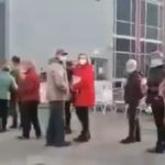 Neulich vor dem Impfzentrum