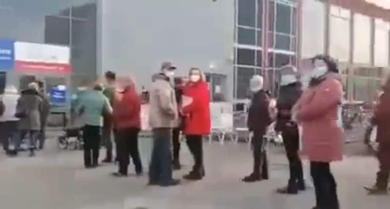 Neulich vor dem Impfzentrum