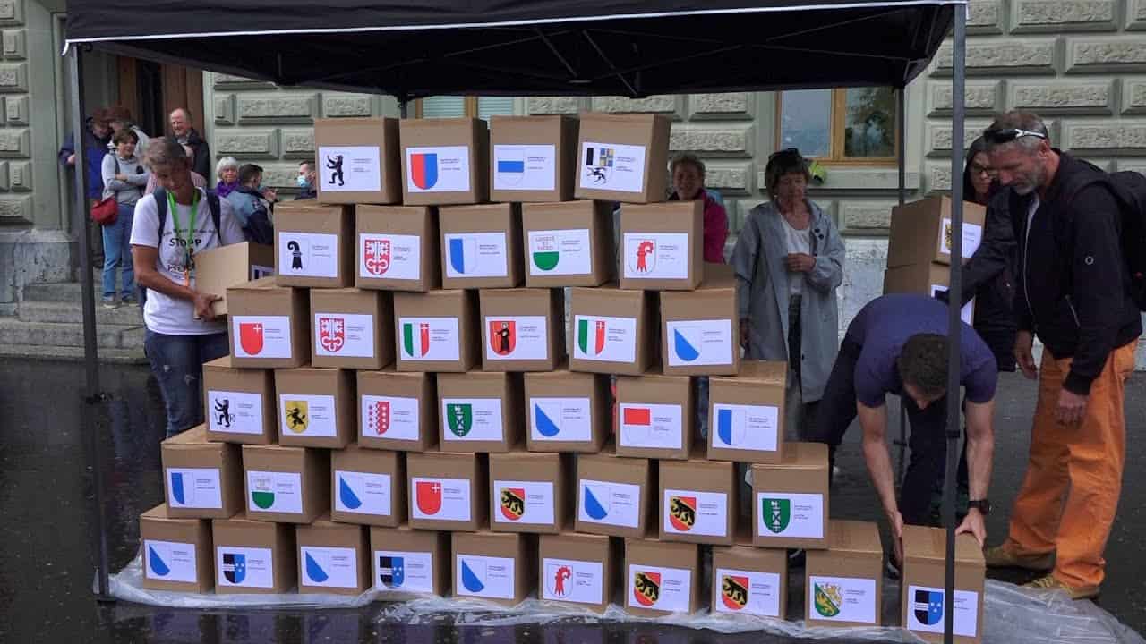 Einreichung des Referendum gegen die Covid-19-Gesetz Verschärfungen vom 19. März 2021 mit über 187’000 Unterschriften