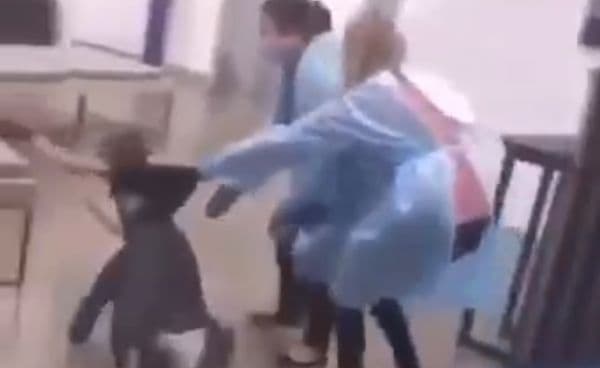 In Australien werden Kinder im Beisein der Polizei geimpft und wie das geht sieht man hier