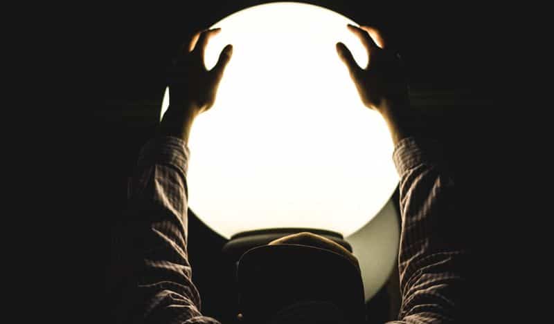 Politiker und ihre "Experten" lagen mit allen Prognosen daneben und versuchen es weiter, in der Kristallkugel zu lesen, anstelle wirklich sinnvoller Massnahmen zu ergreifen