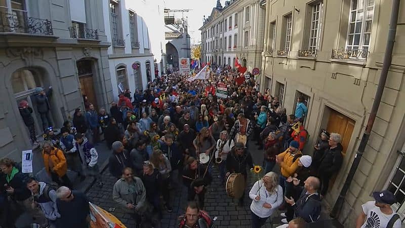 Grossartiger Eindruck der Demo gegen das Covid-Zertifikat mit Drum and Pipe for Freedom