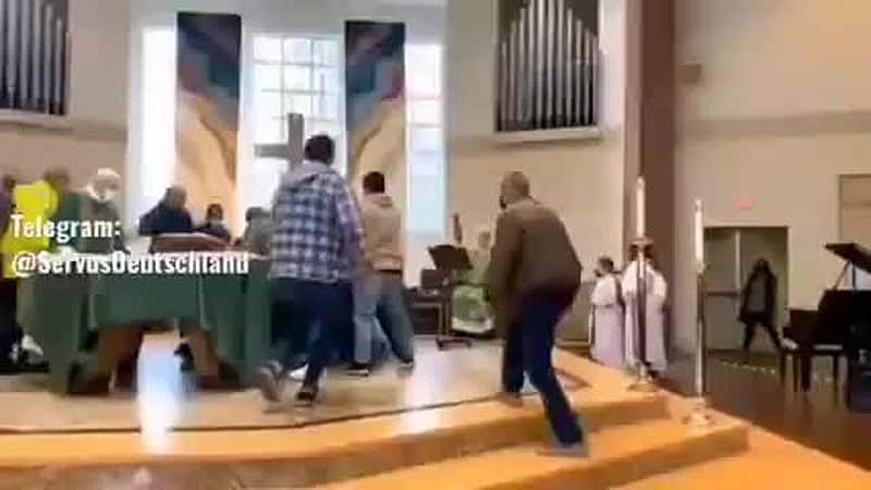 Ohne Maske in der Kirche: Sieht so christliche Nächstenliebe aus?