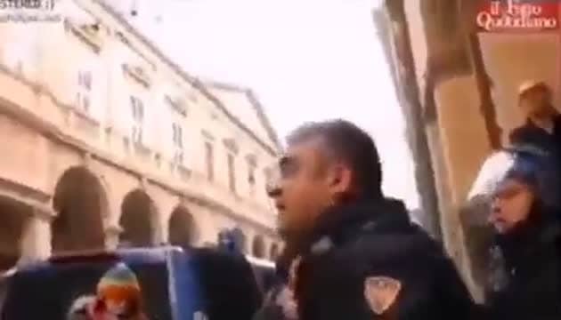 Italien: Polizeichef weigert sich, unbewaffnete Menschen anzugreifen, mit Wasser zu übergiessen und mit Tränengas zu besprühen