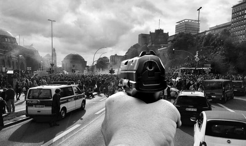 Polizei schiesst mit scharfer Munition auf Demonstranten