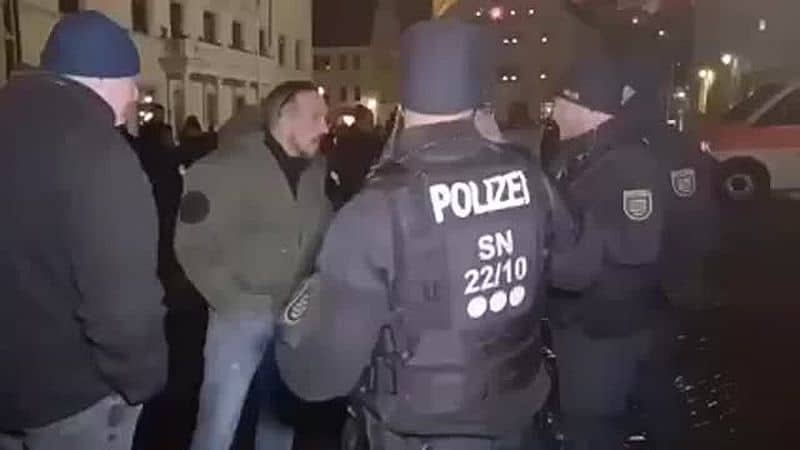 Sie haben jede Menschlichkeit verloren – Polizist entmenschlicht Demonstranten