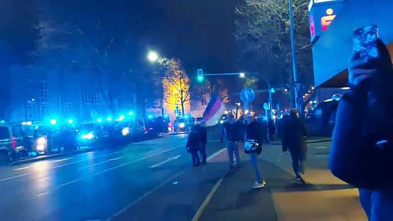 Das Polizeiaufgebot wenn eine kleine Minderheit demonstriert