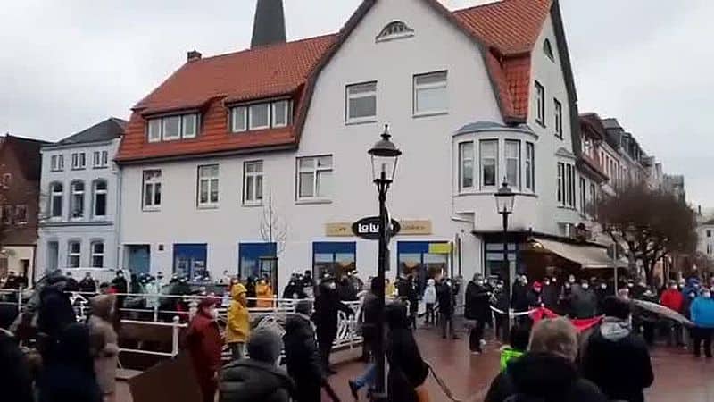 Generation Degeneration: Zeugen Coronas sind ein Fall für Sekten-Aussteigerprogramme