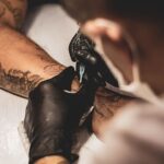 Le persone vaccinate reagiscono in modo strano durante il tatuaggio: la pelle non forma più goccioline