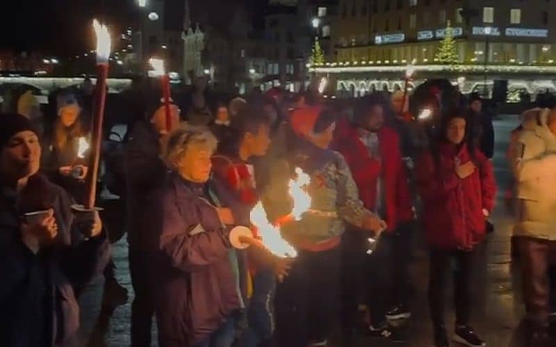 So sehen übrigens «Fackel-Nazis» aus