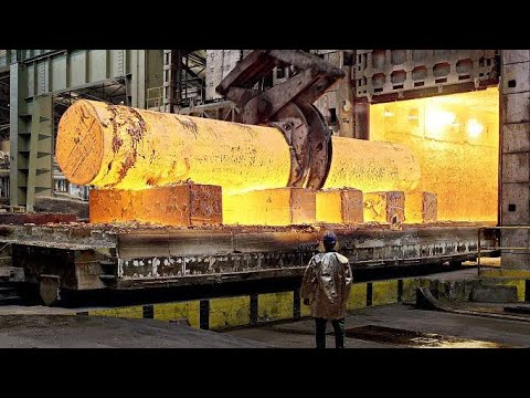 Hydraulische Pressschmiedemaschine schmiedet einer riesige Schiffswelle