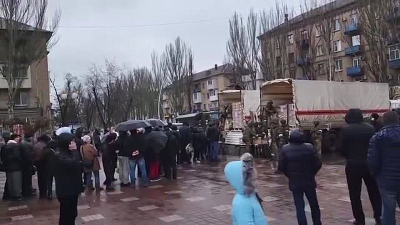 Russische Armee verteilt Lebensmittel und leistet humanitäre Hilfe