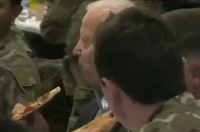 Gibt es Corona nicht mehr? Biden isst Pizza mit Kameraden