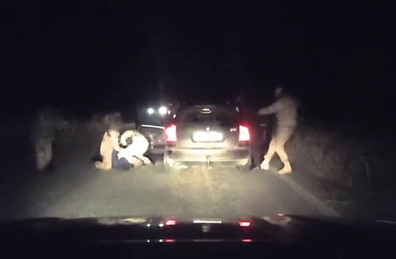 Ukrainischen Faschisten hindern Zivilisten mit Gewalt aus Mariupol zu flüchten