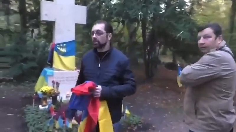 Ukrainische Nationalsozialisten am Grab von Stepan Bandera