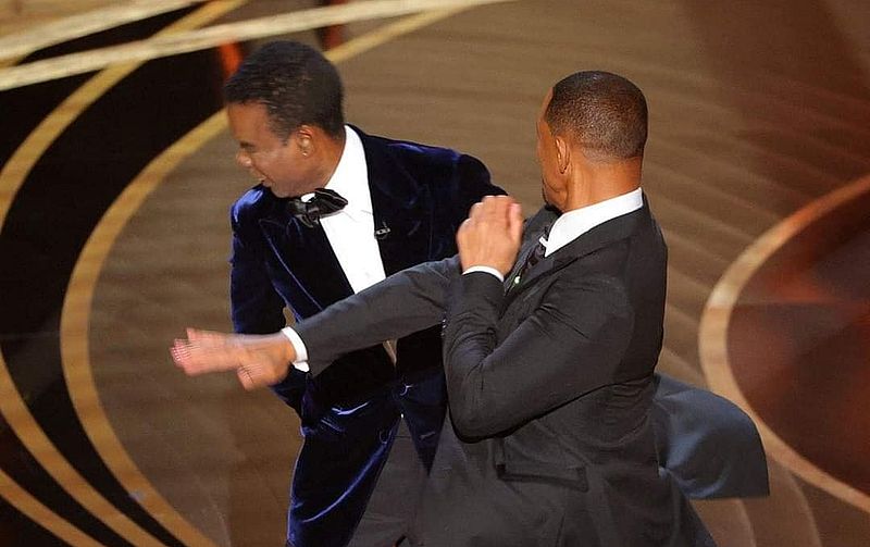 Oskar-preta: Will Smith frapas Chris Rock sur scenejo (necenzurita)