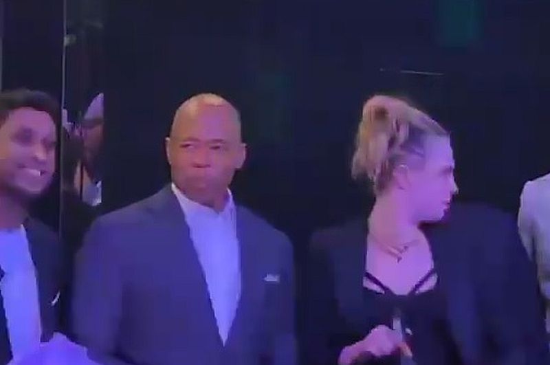 Eric Adams, Bürgermeister von New York City, feiert Party und will zeitgleich Kindern vorschreiben, weiterhin Masken zu tragen