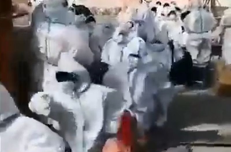 China: Kinder auf dem Weg zur Schule