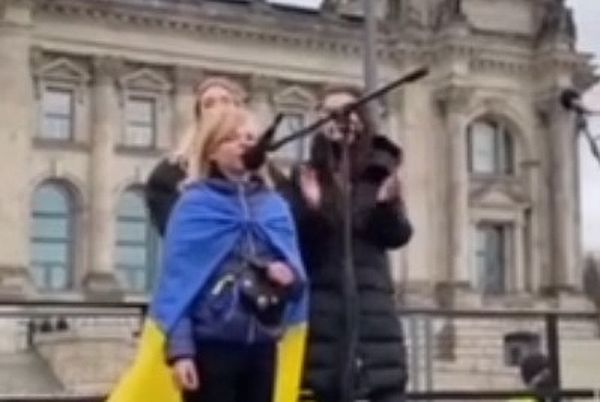 Nazi-Liedgut vor dem Reichstag