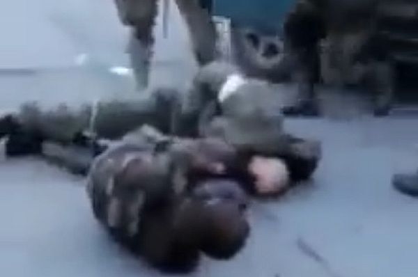 Kriegsverbrechen: Ukrainische Soldaten erschiessen unbewaffnete, russische Kriegsgefangene