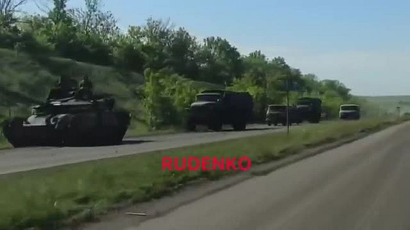 11 kilometer rysk konvoj kör till Donbass