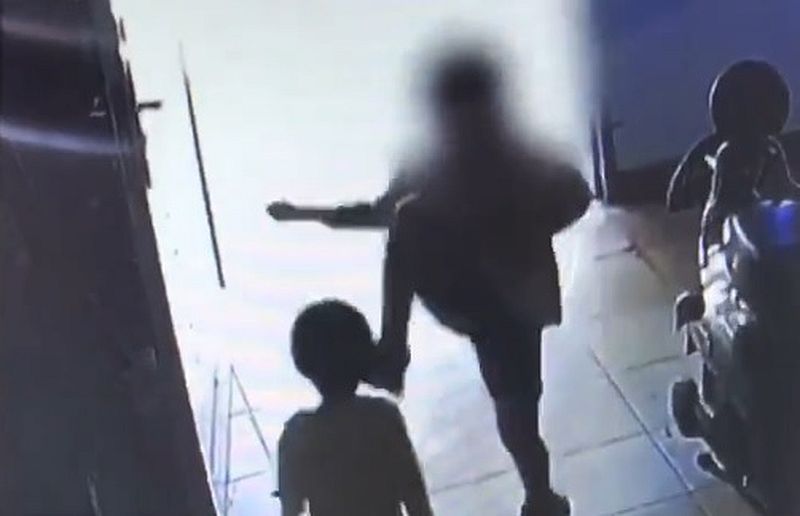 7 Jähriger schlägt und tritt 2 Jährigen