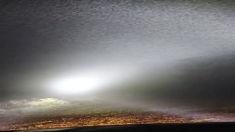 Hell leuchtende Partikel schweben durch die Atmosphäre