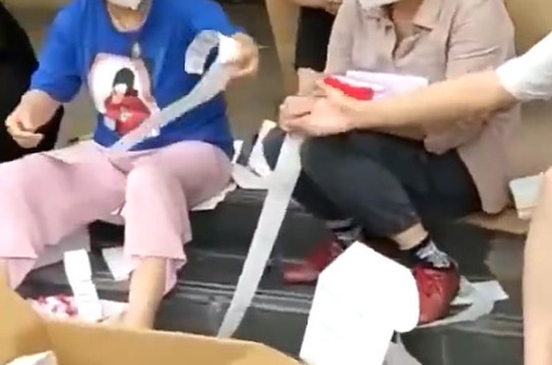 Chinesische Wanderarbeiter basteln medizinische Tests auf der Strasse zusammen