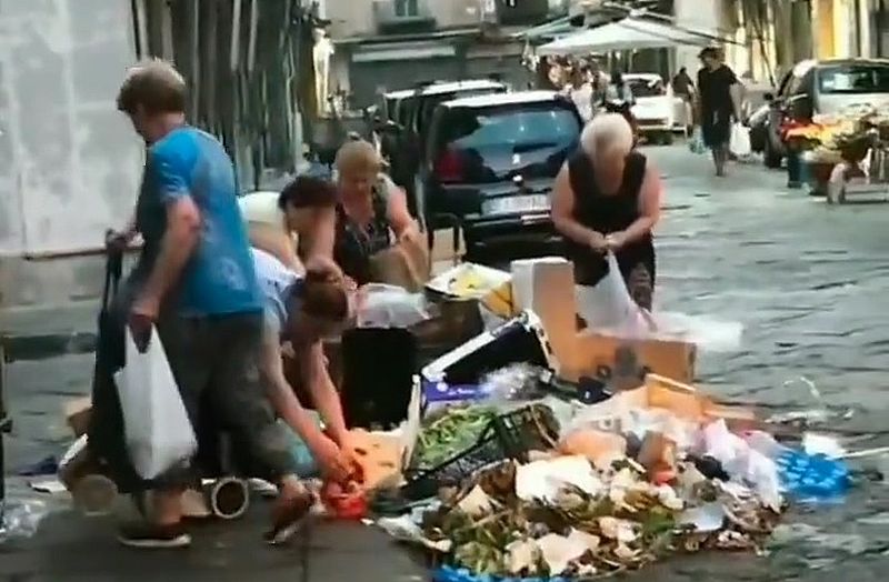 Frauen durchwühlen die Reste des Marktes um über die Runden zu kommen