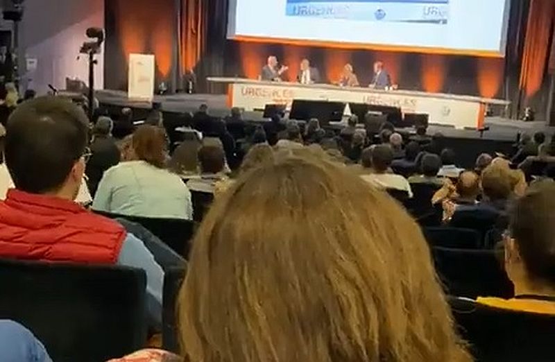 Französische Gesundheitsministerin ergreift nach unbequemer Frage die Flucht