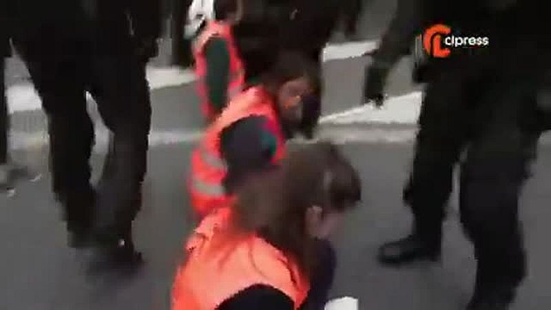 Wie man mit festgeklebten Klima-Aktivisten umgeht