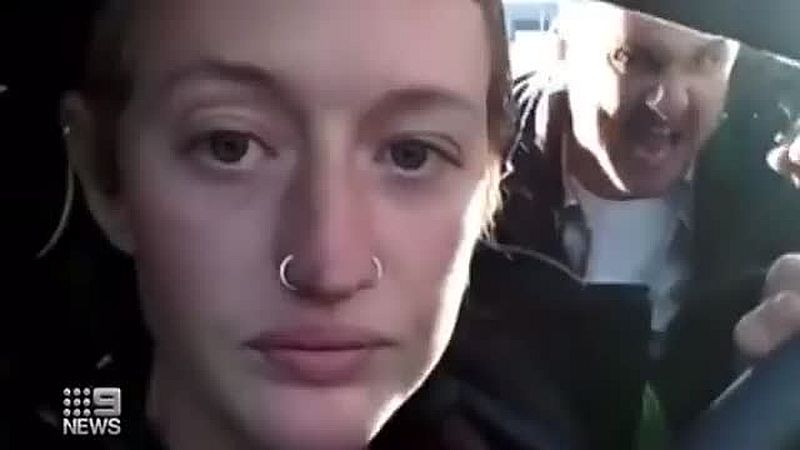 Klimaaktivist demonstriert mit Benzinauto gegen den Klimawandel