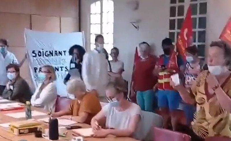 Pflegekräfte stürmen Krankenhaus, um Wiedereinstellung suspendierter Pflegekräften zu fordern