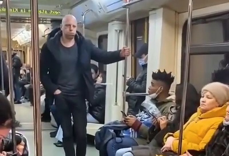 Wie man sich im öffentlichen Nahverkehr Platz verschafft