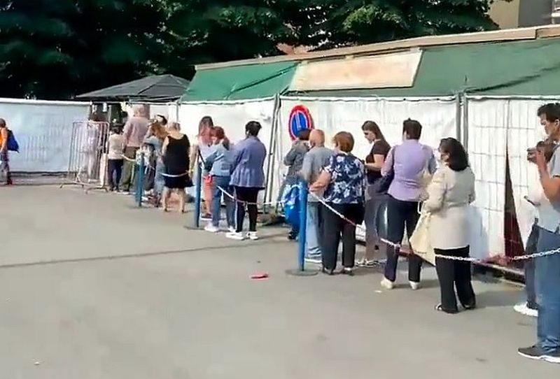 Kilometerlange Schlange vor Lebensmittelausgabe der Tafel in Mailand, Italien
