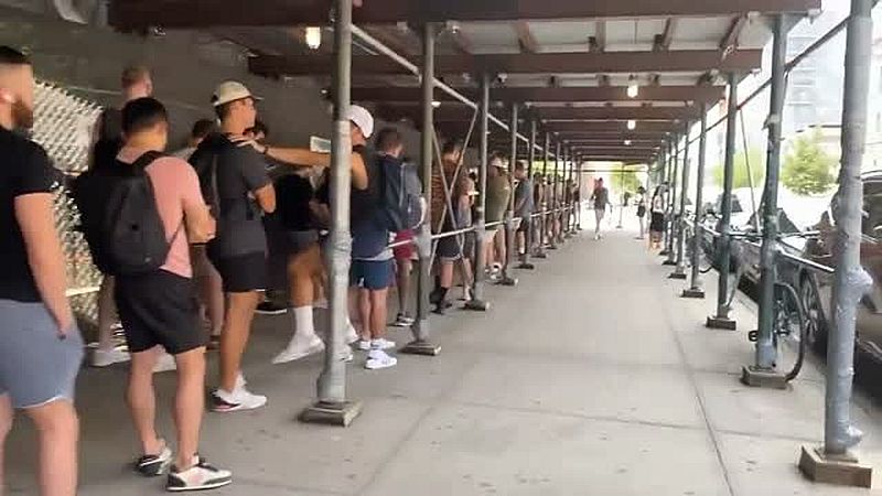 Schlange stehen für die Affenpocken-Impfung