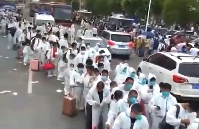 Chinesen werden zur Isolierung in ein Covid-Lager deportiert