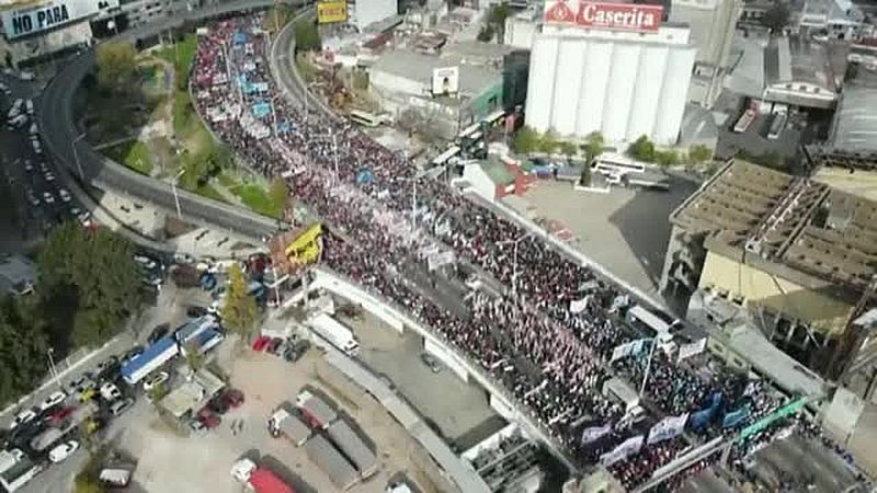 Grossdemonstration gegen Explosion der Lebenshaltungskosten in Buenos Aires, Argentinien