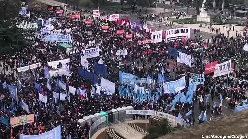 Grossdemonstration gegen Explosion der Lebenshaltungskosten in Buenos Aires, Argentinien