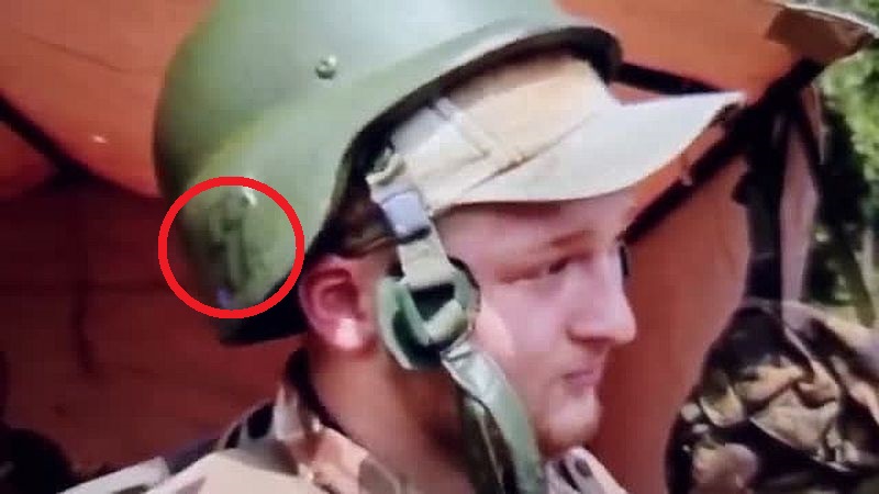 Ukrainische Nazi-Soldat bildet Kinder an Schusswaffen aus