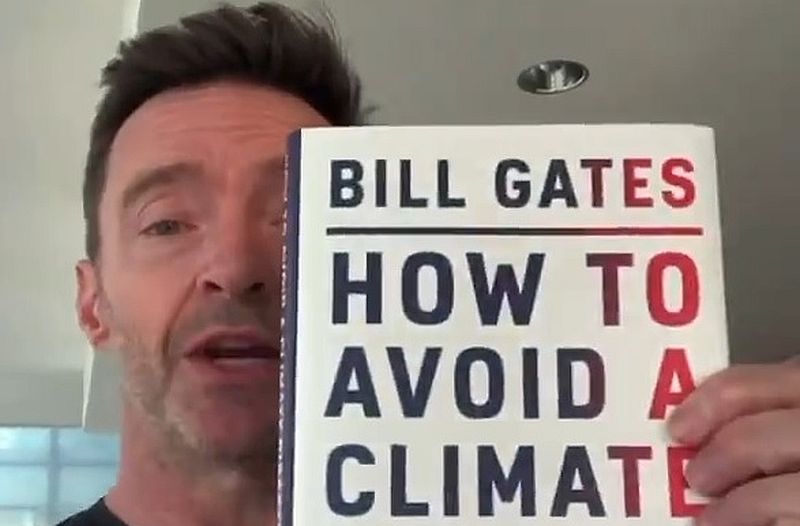 Hugh Jackman macht Werbung für ein Buch von Bill Gates